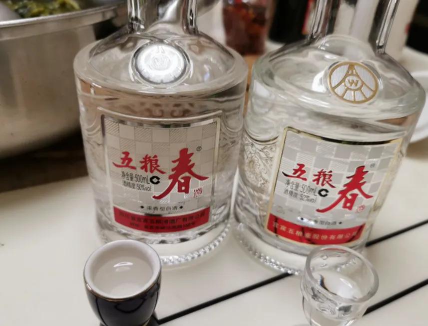 建议男性朋友们：年收入5至8万就别老惦记五粮液了，这3款白酒都是100%纯粮，放