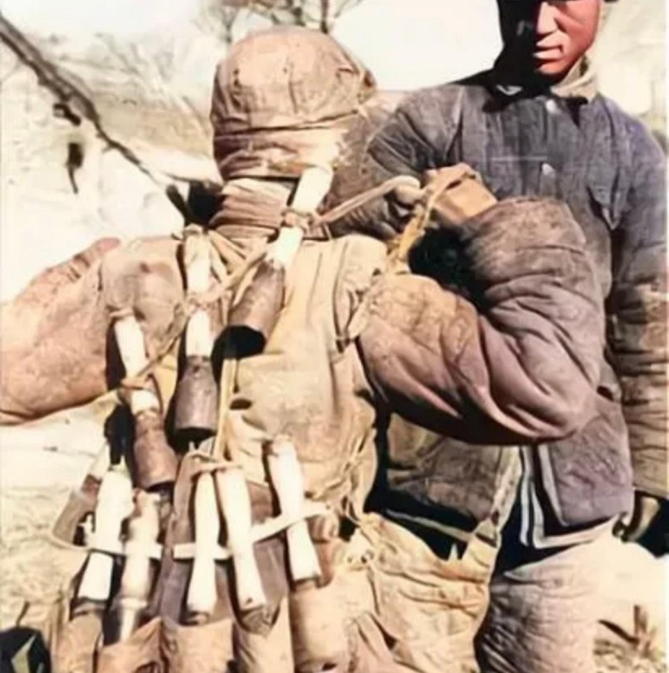 #历史那些事[超话]#1937年，抗日战争期间，一名18岁的士兵浑身是手榴弹。他