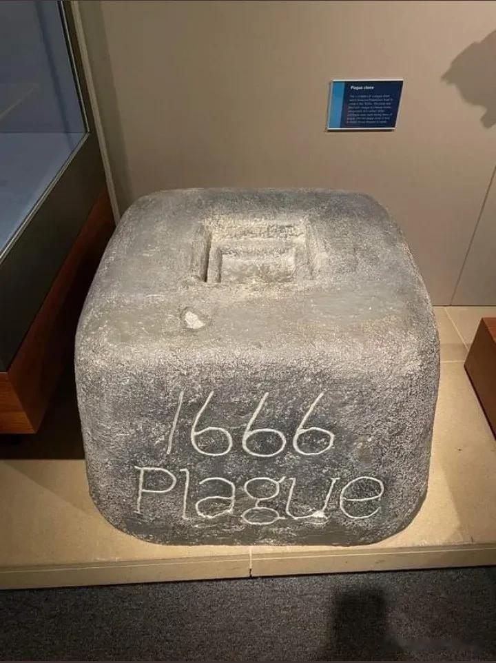 这是一块1666年的瘟疫石。
在鼠疫肆虐期间，它们被放在伦敦的街角，里面装满醋，