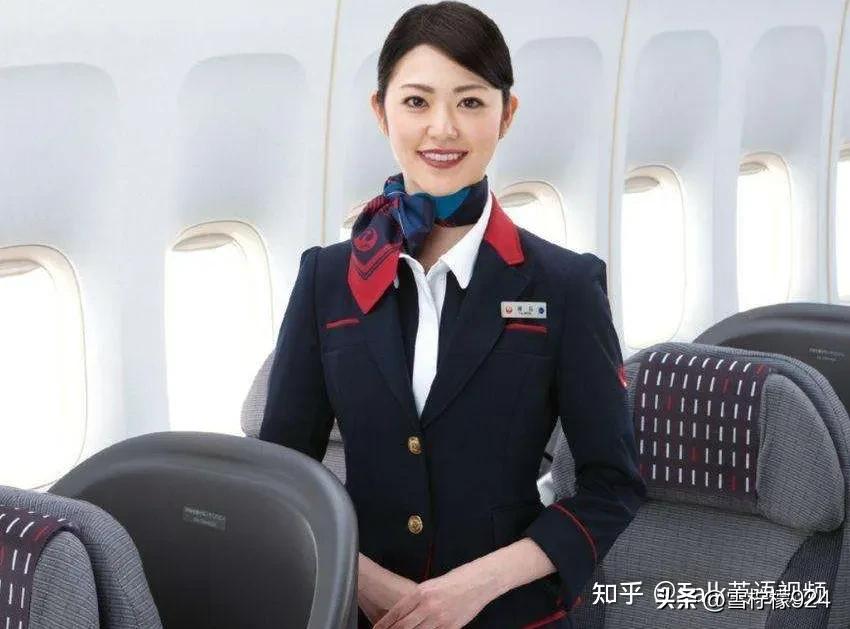 为什么中国空姐都是漂亮的小姐姐，而美国的空姐有很多大姐呢？

美国空乘人员80%