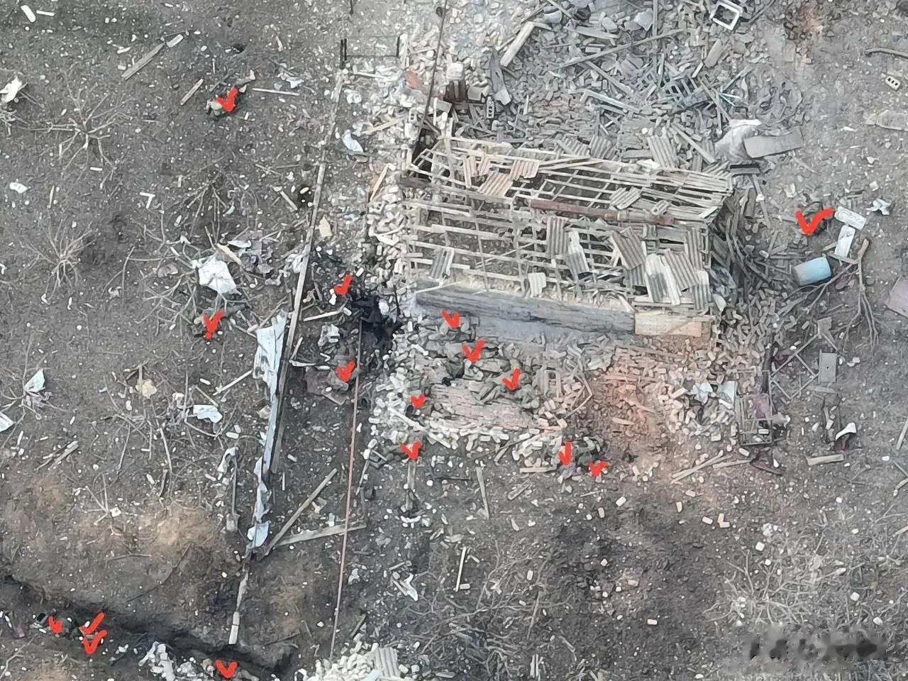 尸骸垒山、枯骨砌路，巴赫穆特城一座废墟外围不足百平米区域内竟躺着多达16具瓦格纳