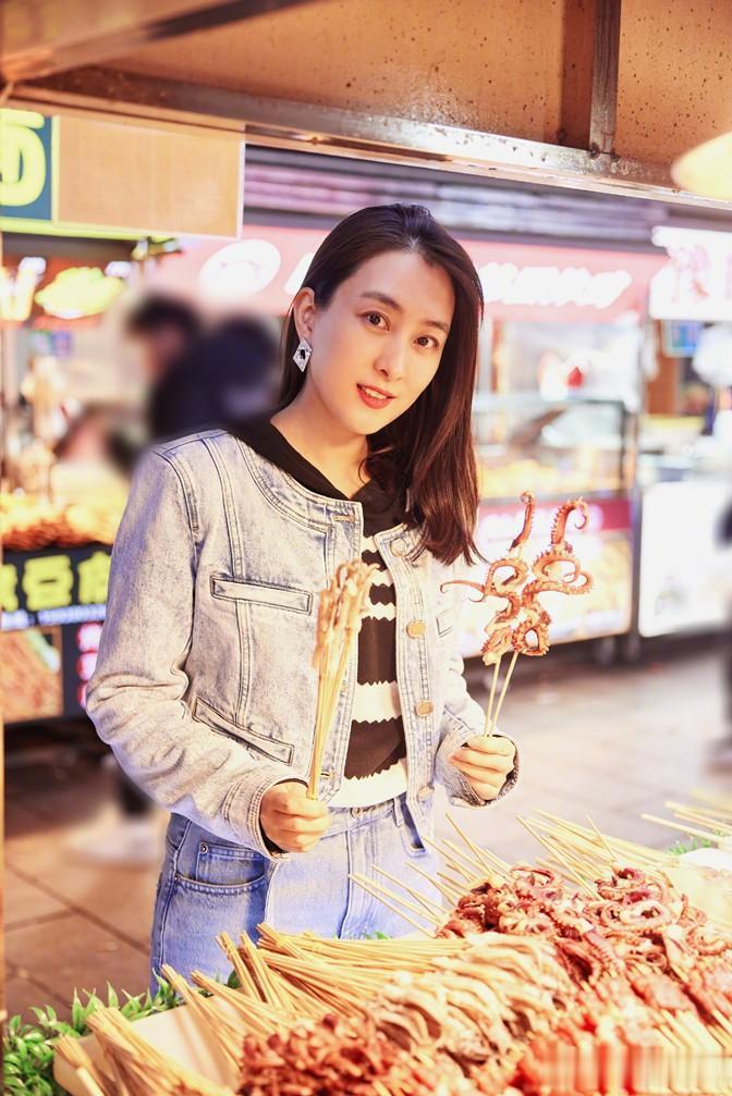 马苏深夜逛夜市，穿牛仔外套体验烟火人气，摊位前疯狂摆拍开心似小姑娘！
 
马苏今