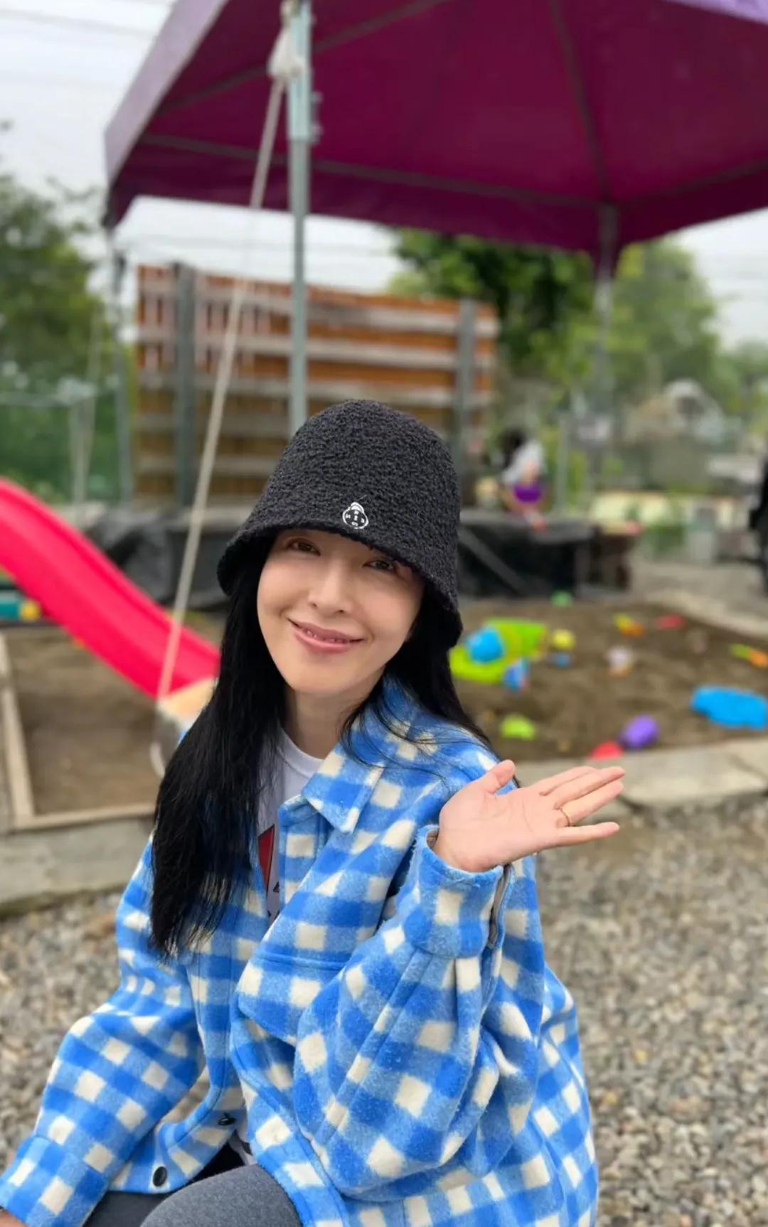 4月4号苏妈妈杨谨华过儿童节在玩沙子[呲牙][呲牙]真的是童心未泯。通过杨谨华的
