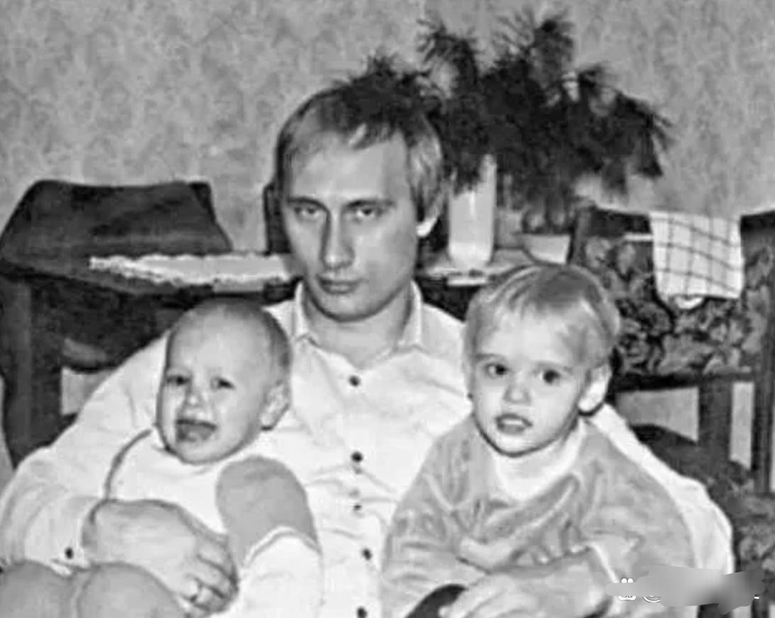 #历史那些事[超话]#这张照片拍摄于1986年。普京和他两岁的女儿在一起。这一幕