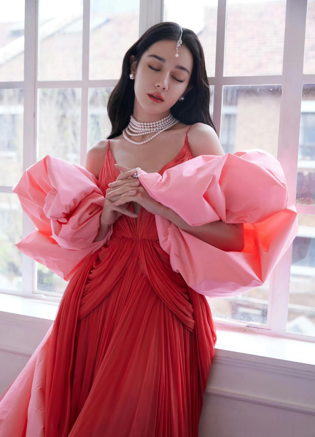 迪丽热巴的团队是不是做了紧急公关，毕竟这一套粉色礼服更适合红毯呢，高贵冷艳动起来