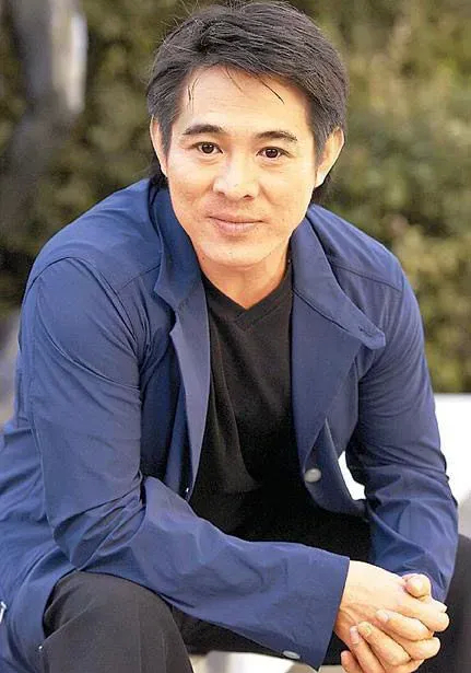 女记者，问李连杰，您搞了一个壹基金，让大家捐一块钱，可是您住价值上亿的豪宅，您捐