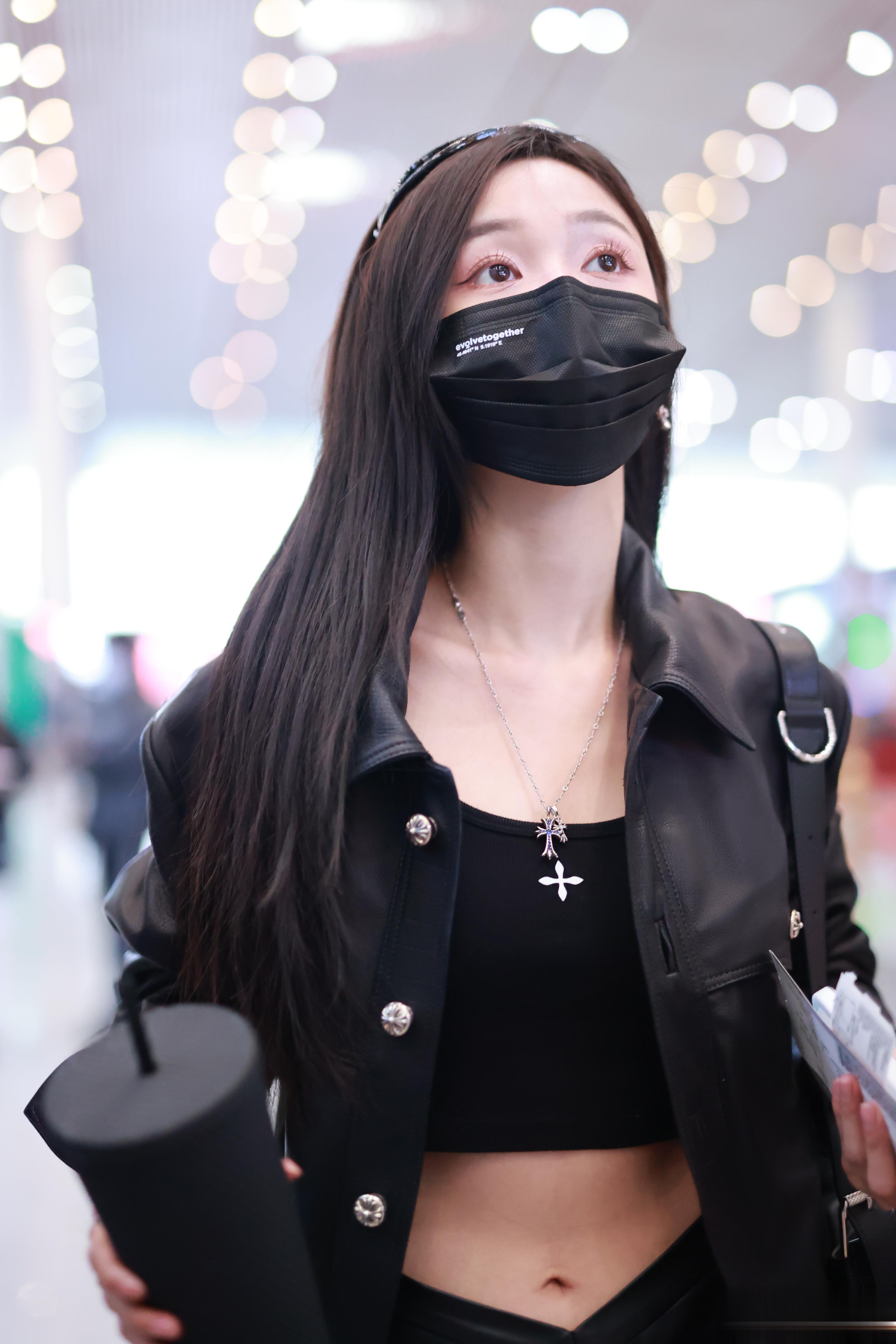 #吴宣仪皮衣皮裤露脐装机场路透#吴宣仪现身机场路透～黑色皮衣+黑色皮裤+黑色墨镜