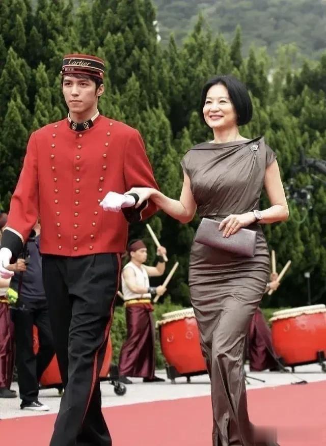 不老女神就是不老女神，林青霞虽然已年过60了，但风采依旧不减当年，这身材，这气质