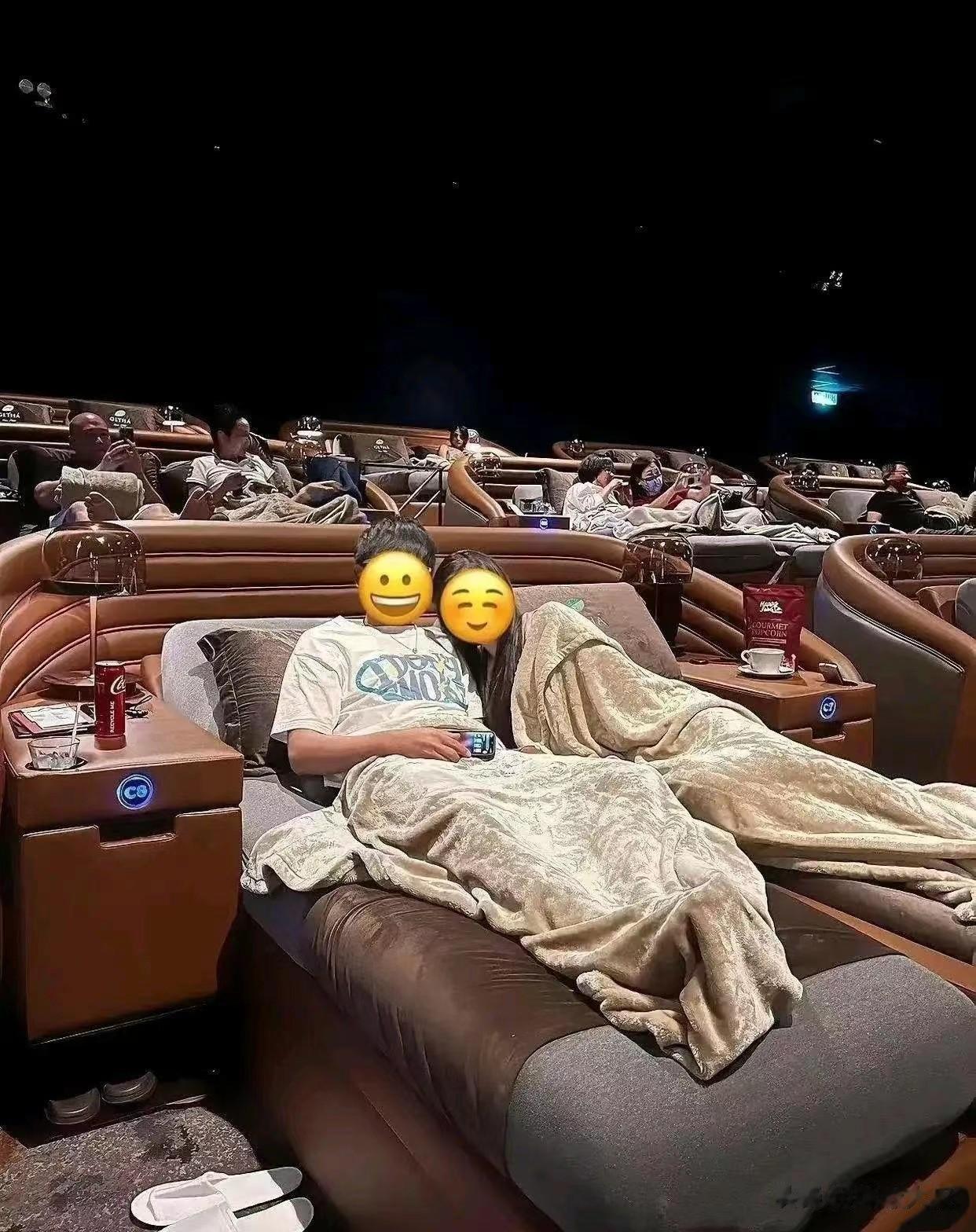 在这么舒适的环境里躺着看电影，会不会发生一些不可思议的事情？[捂脸]比如睡着了，