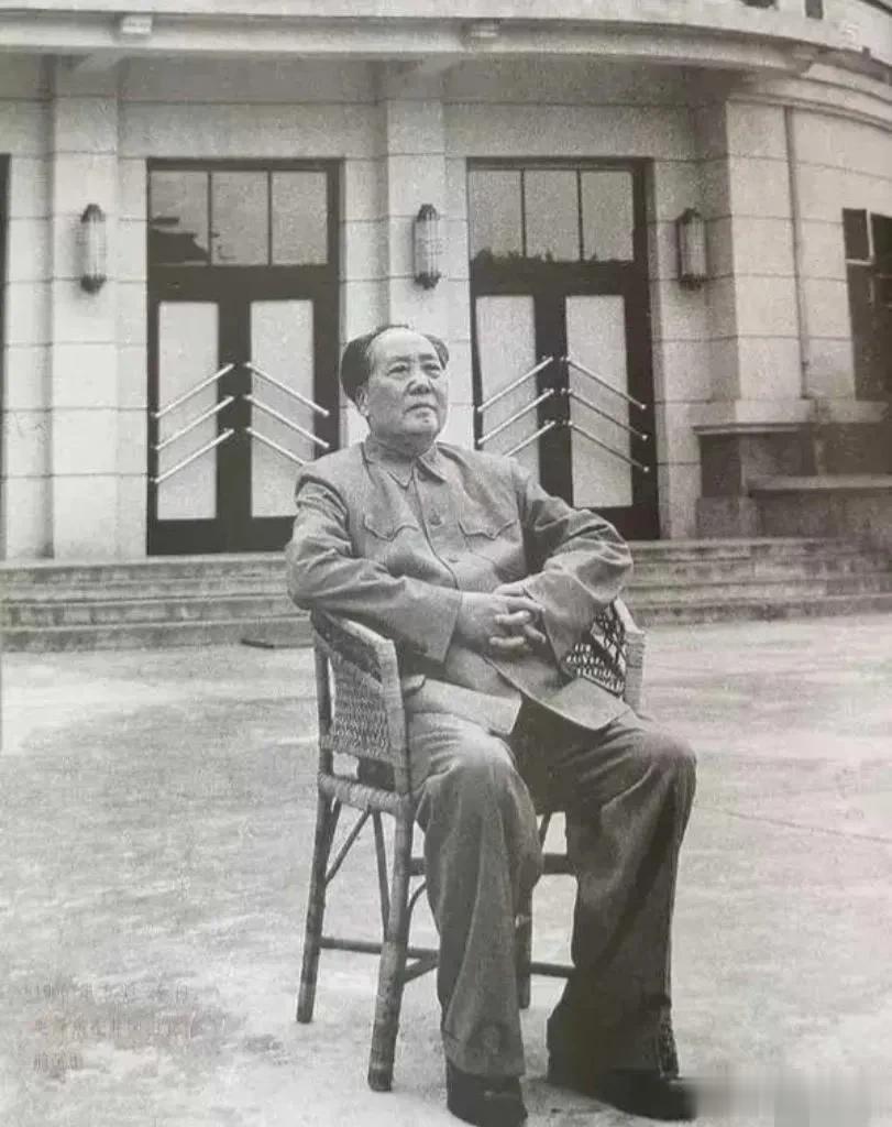 1965年5月，72岁的毛主席重回已离开了36年的井冈山，在井冈山宾馆前留影，并