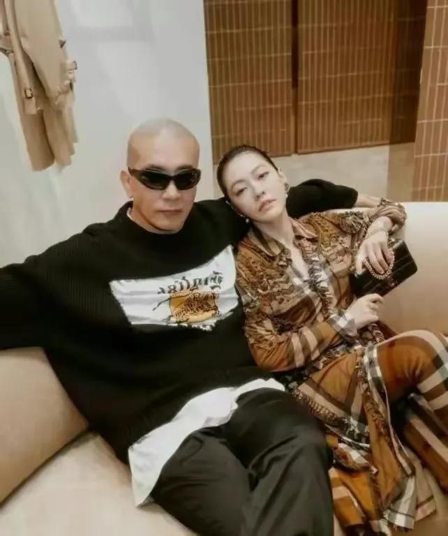 看来小S和姐夫的关系非常融洽，一起合拍犹如亲人般的协调。

这次小S的穿搭虽然时