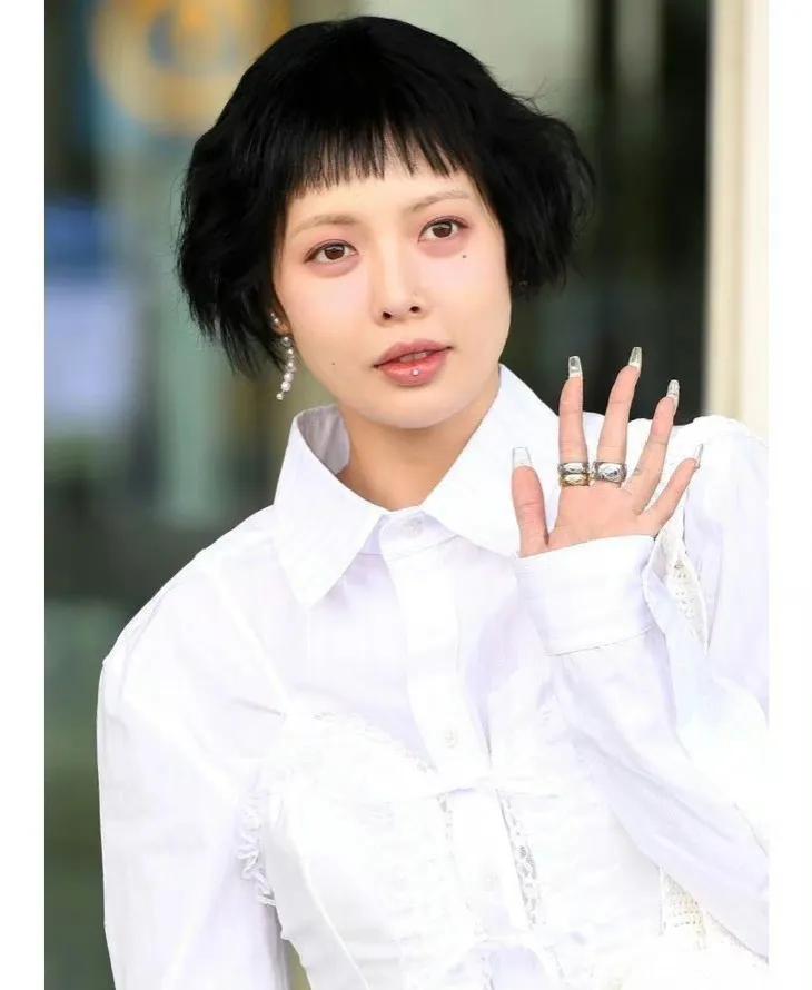泫雅肿了吗？变化大大吧！现在韩娱都在发胖吗？还是说韩国酵母连女人都不放过。
