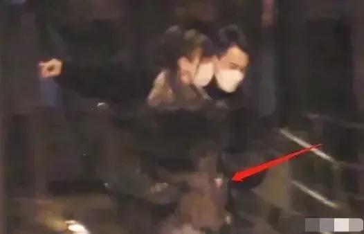  21日，港媒曝刘恺威女友李晓峰怀孕2个月，刘恺威陪在身边悉心照顾，两人感情稳定