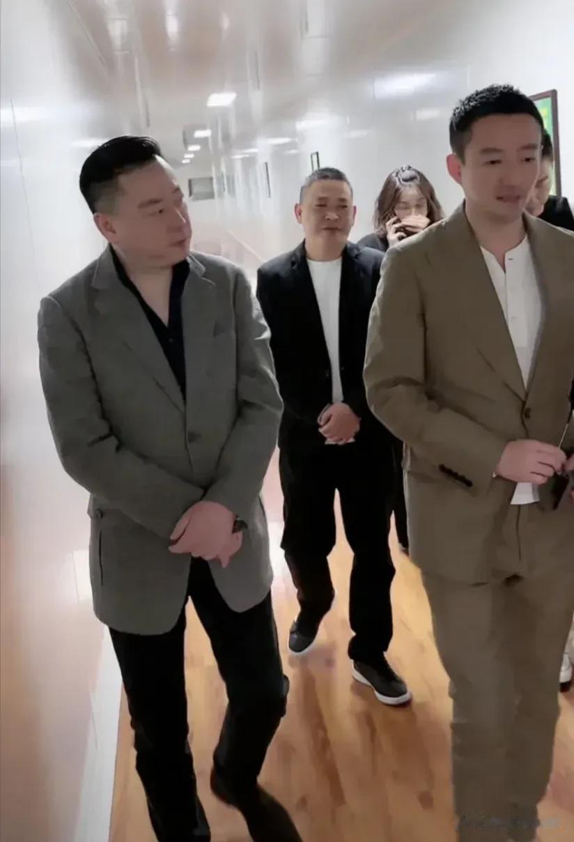汪小菲终于不再颓废下去了，现在全国各地奔波忙碌，视察旗下加工厂，为的就是向大家展
