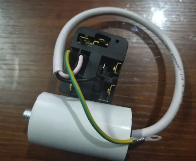 家里的冰箱突然不制冷了，同事的老公来上门维修收了我80块，结果我后来打听，换的那