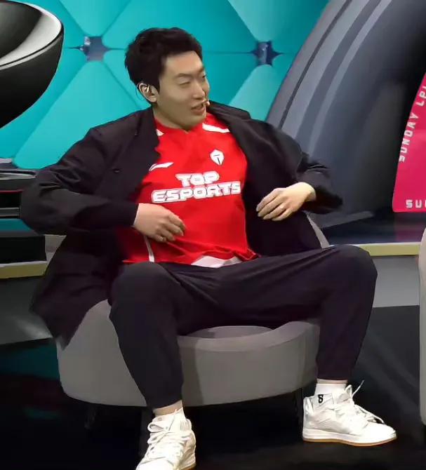 败给月男
官大校名言：TES一串四晋级四强

笑笑逮住Ning王串，主打一个私人