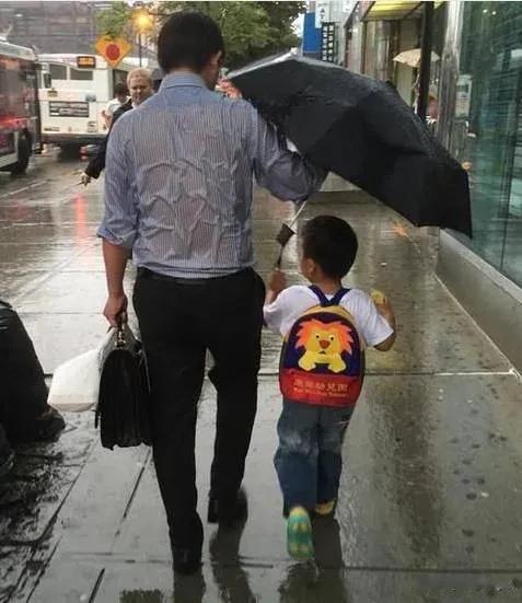“家里有儿子的，父母是工薪族，买房压力太大了”[捂脸]我最近想给儿子买一套房，儿