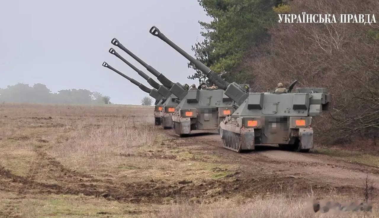 碧血丹青、壮怀激烈，乌军士兵正在海外基地加紧训练英国援助的30门155毫米口径A