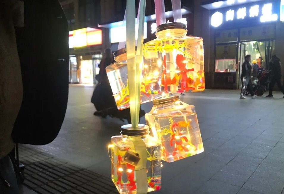 生意是真不好做呀，今天我老公做了七个罐罐鱼，来到夜市来卖，晚上6点出摊到现在一个