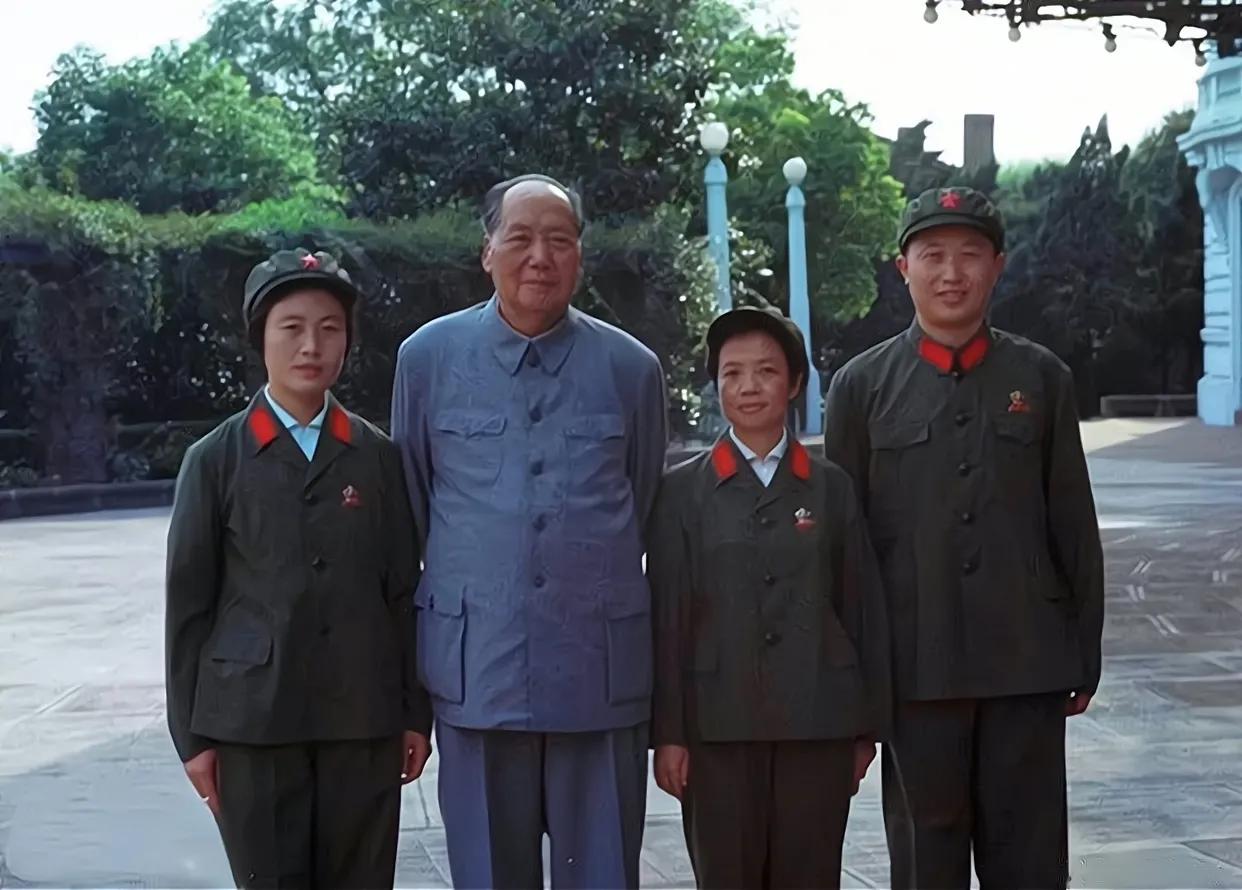 他们是陪伴毛主席晚年最多的人

这是毛主席和机要秘书兼生活秘书张玉凤、保健医生兼