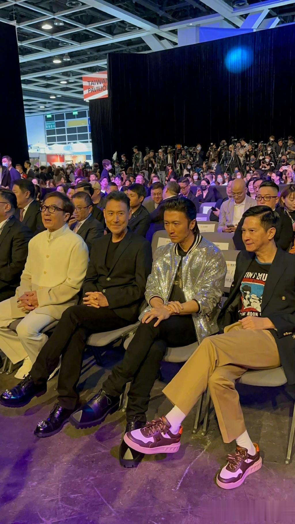 想一个人的心是藏不住的。
2023英皇电影巡礼上，张学友在忙着找镜头，成龙看节目