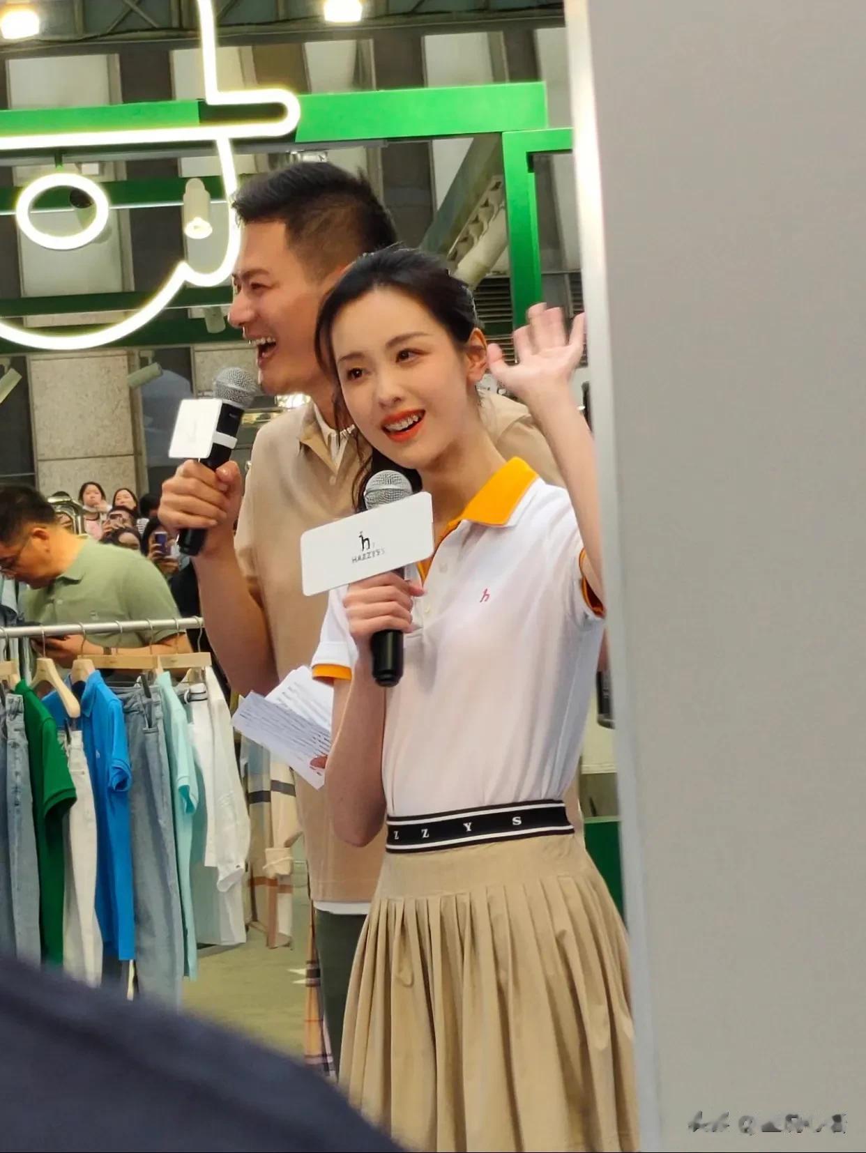 陈都灵本人长的好好看，人好白！
好白好美，青春气息满满！
本人超级瘦，头很小，骨