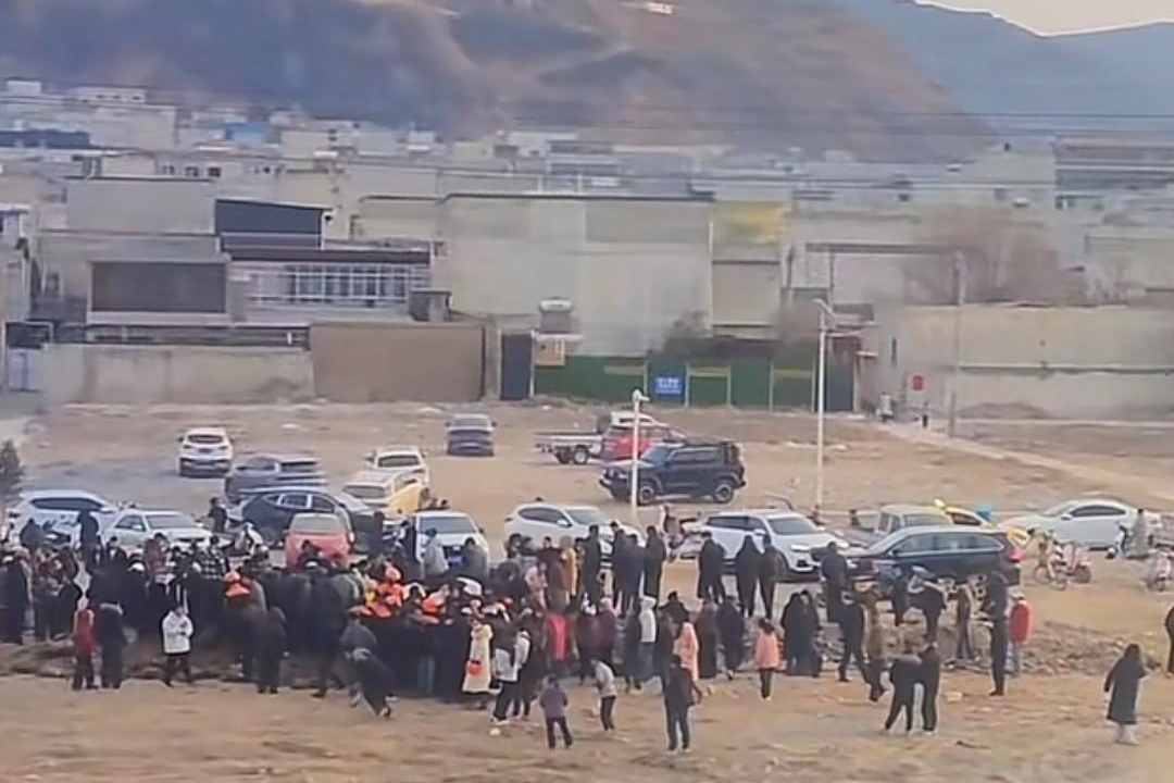 【#甘肃一拆迁工地有人挖宝#】#官方回应甘肃一拆迁工地有人挖宝# 近日，有网友发