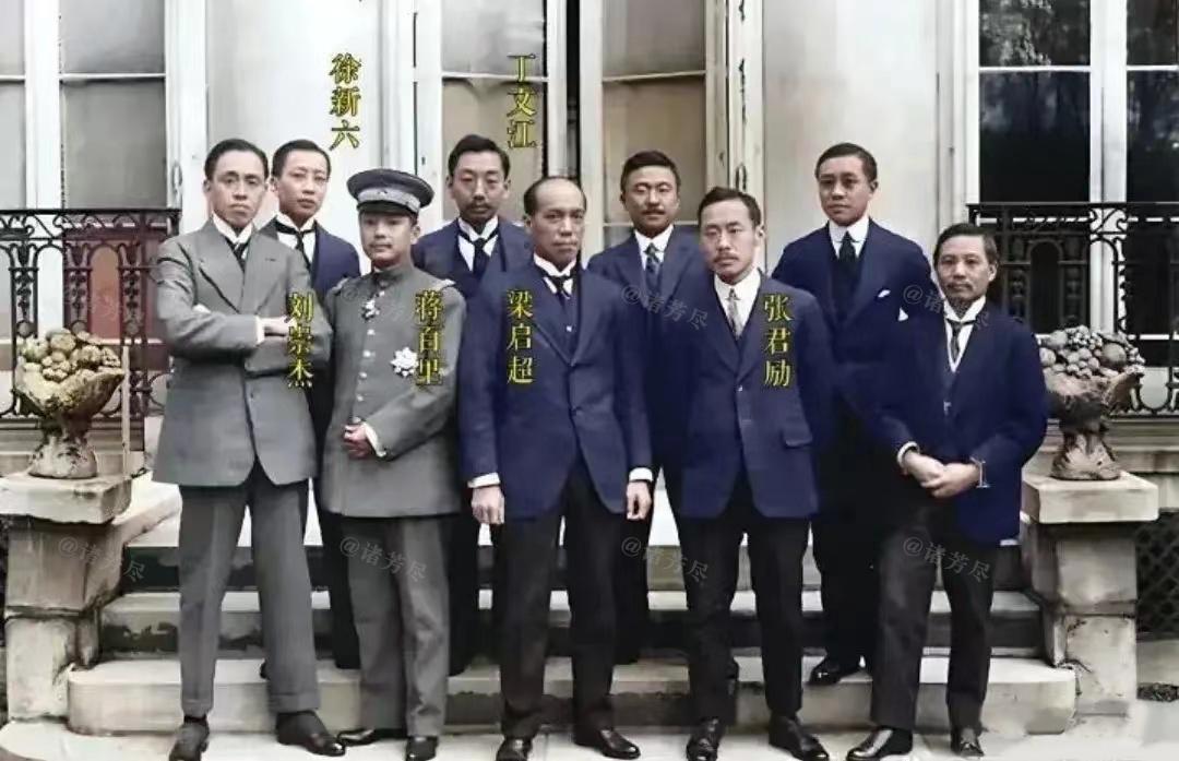 这是拍摄于1919年欧洲的一张老照片，镜头中的人大多是来到欧洲考察的民国官员，站
