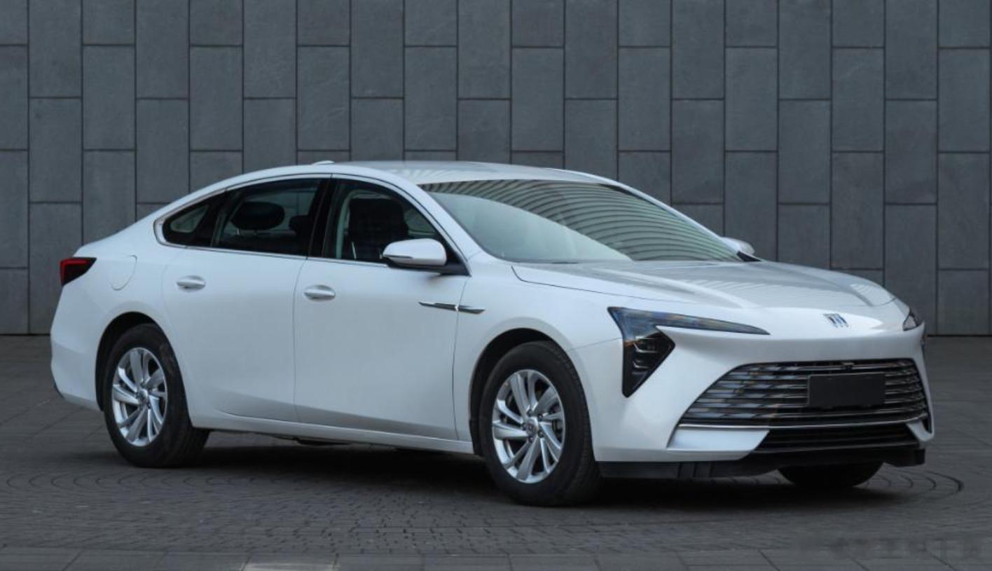 别克全新君越内饰谍照曝光，新车配备了一个大尺寸联屏，与现款的设计有所不同，更接近