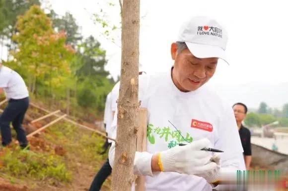 种树明明不赚钱，为什么还是有企业坚持种树呢？其实，种树不仅仅是绿色营销，更是社会