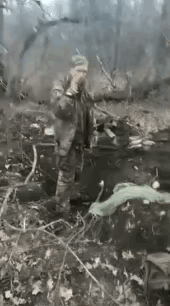 战争就是这么残酷！一名乌克兰士兵，在战场上休息时打算抽根烟。可没过多久，他便被子