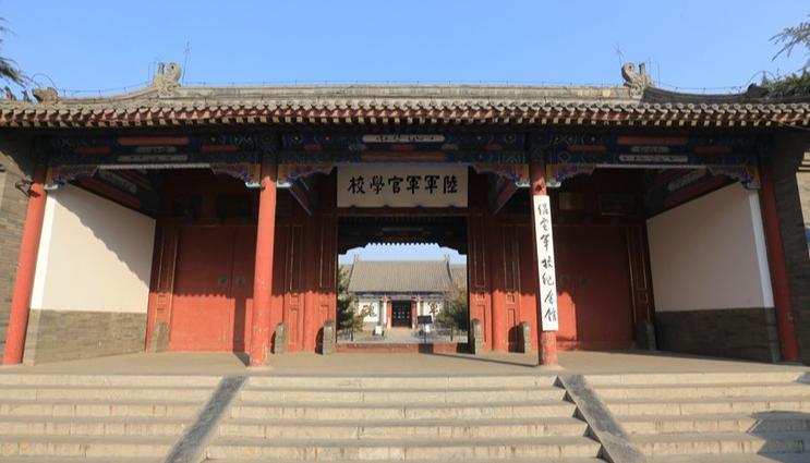河北保定军校培养过不少优秀的军官，但也有很多草包，比如李品仙。起初，李品仙在唐生