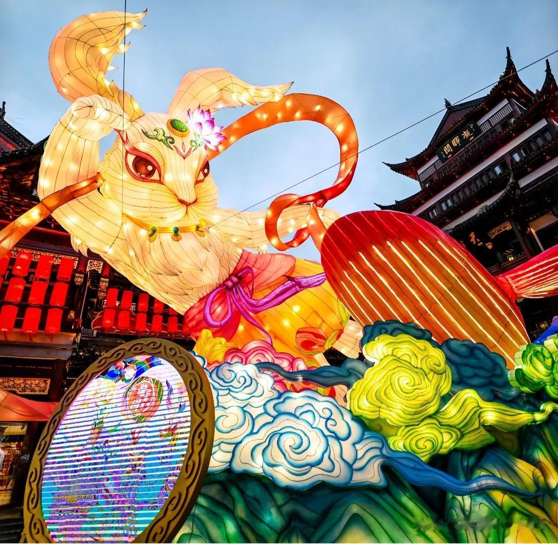 上海城隍庙点亮玉兔造型花灯迎接