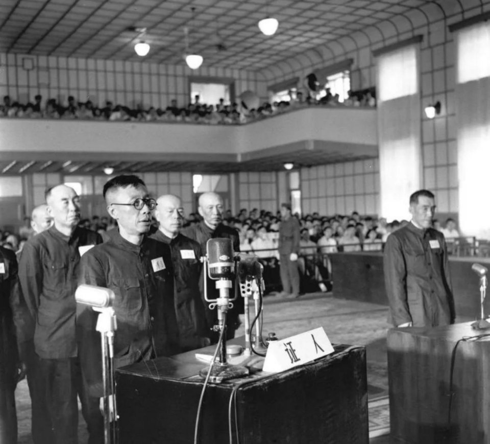 #历史那些事[超话]#1956年7月1日，东北沈阳，末代皇帝溥仪穿着囚服“981