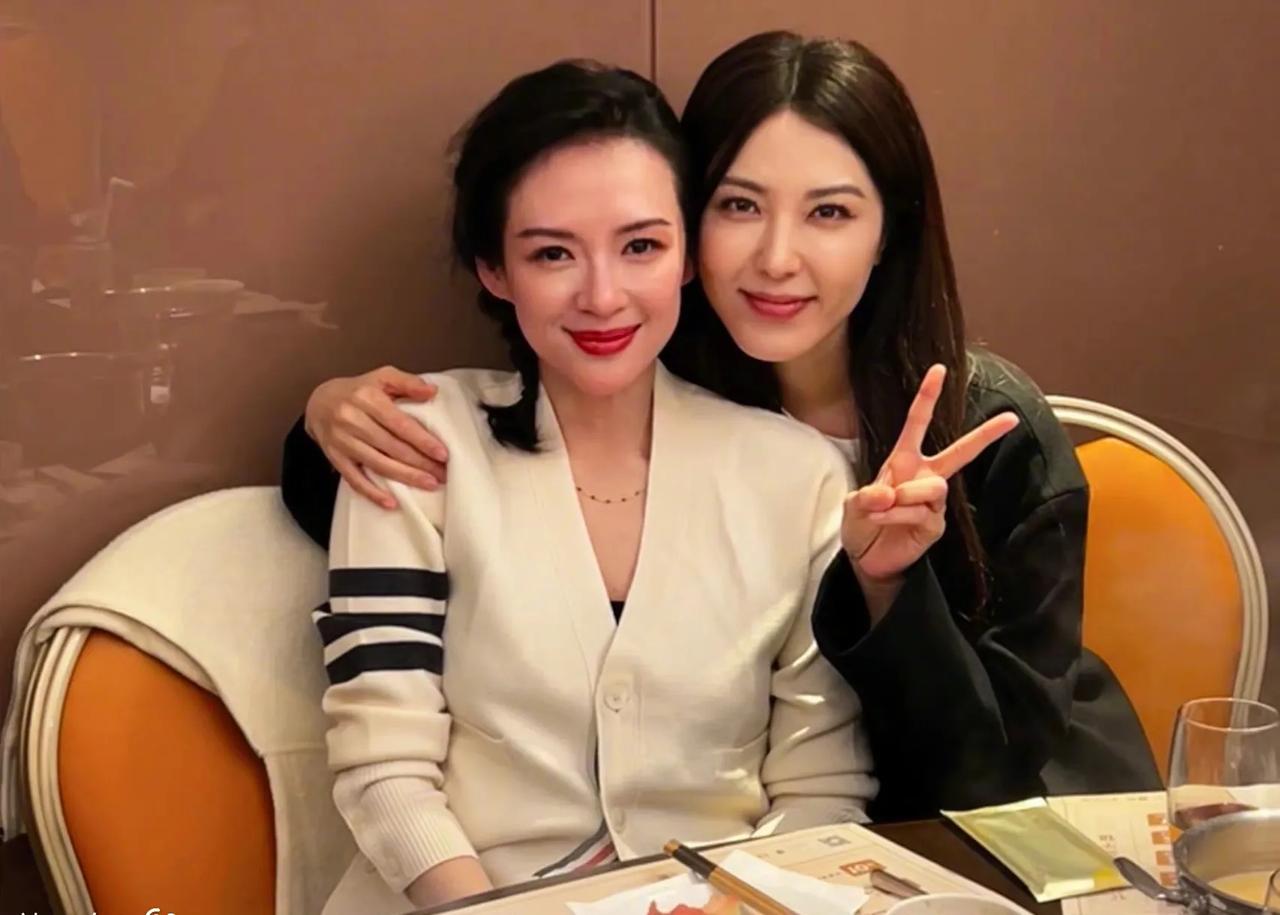 章子怡和曾黎，两位高颜值和实力派演员，校友和闺蜜，一起小聚，随便的休闲穿搭依然美
