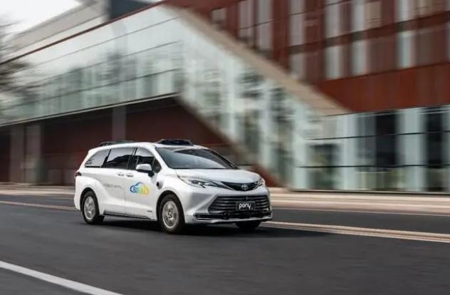 【车视头条】近日，搭载小马智行第六代自动驾驶硬件系统的新一代Robotaxi车型