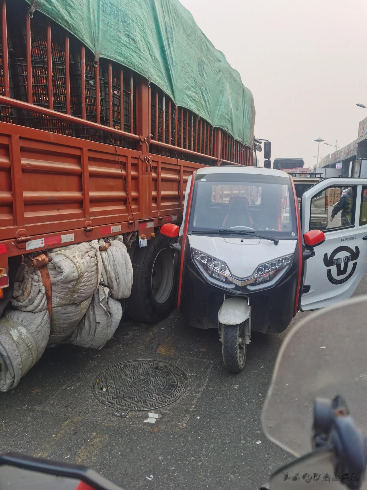 快过年了，有些骑三轮的大爷大妈