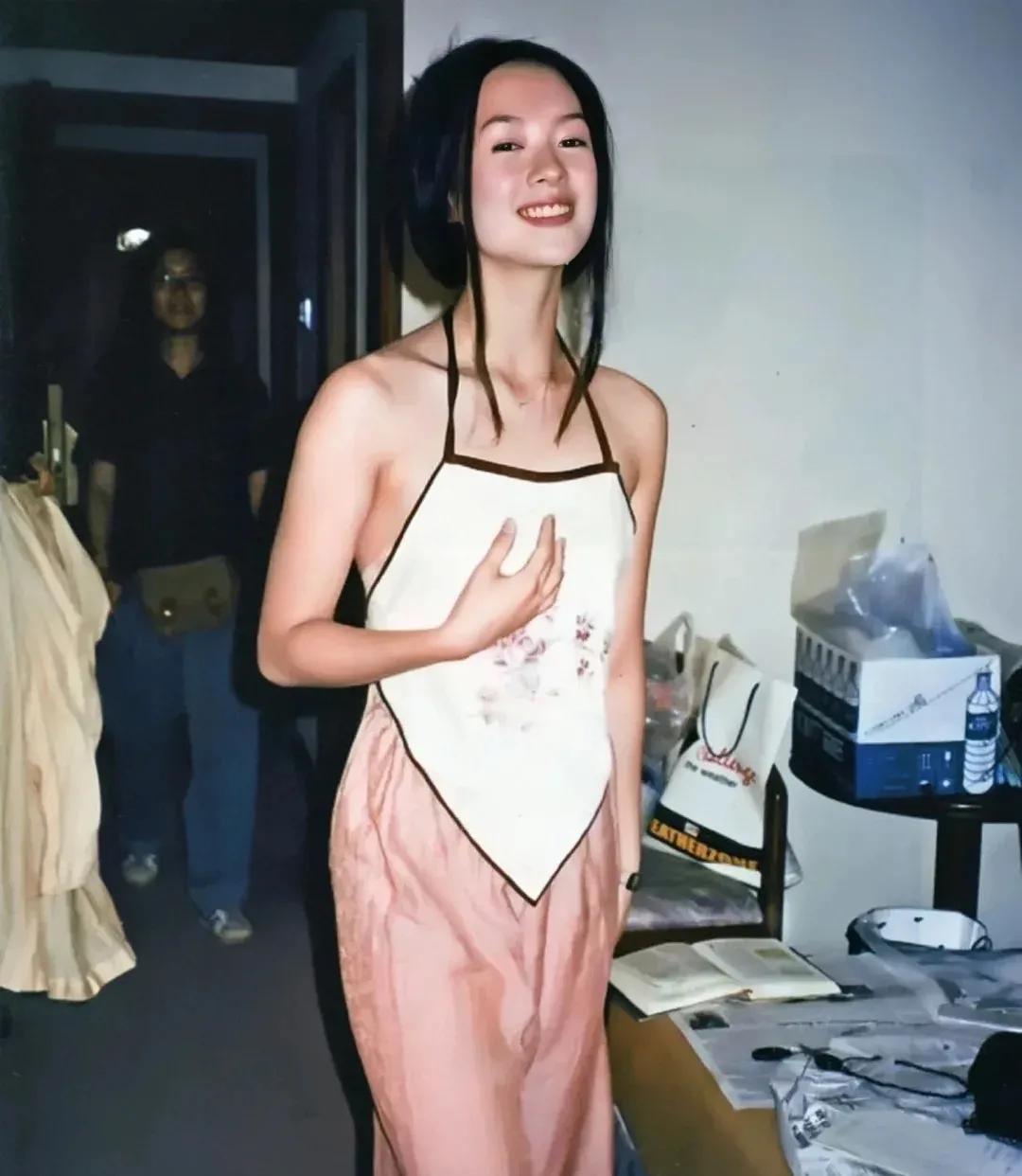 不明白学生时代的章子怡就已经这么漂亮了
在那个普遍没有整容的年代，章子怡的颜值还
