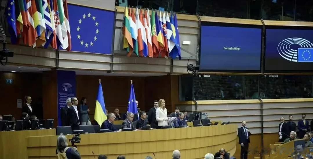 北约终于不遮遮掩掩，撕下虚伪假装的面具，今天在芬兰赫尔辛基的新闻发布会上北约秘书