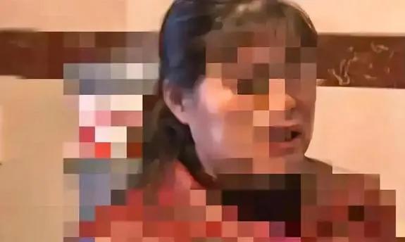 50岁离婚大妈，网聊一22岁小鲜肉，来酒店奔现。大妈充满期待，不料，洗完澡出来，