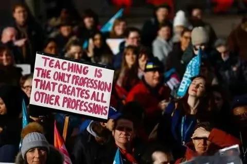 为了庆祝英国脱欧3年，50万英国爱国人士走上街头，向世界展示了一场空前绝后的大游