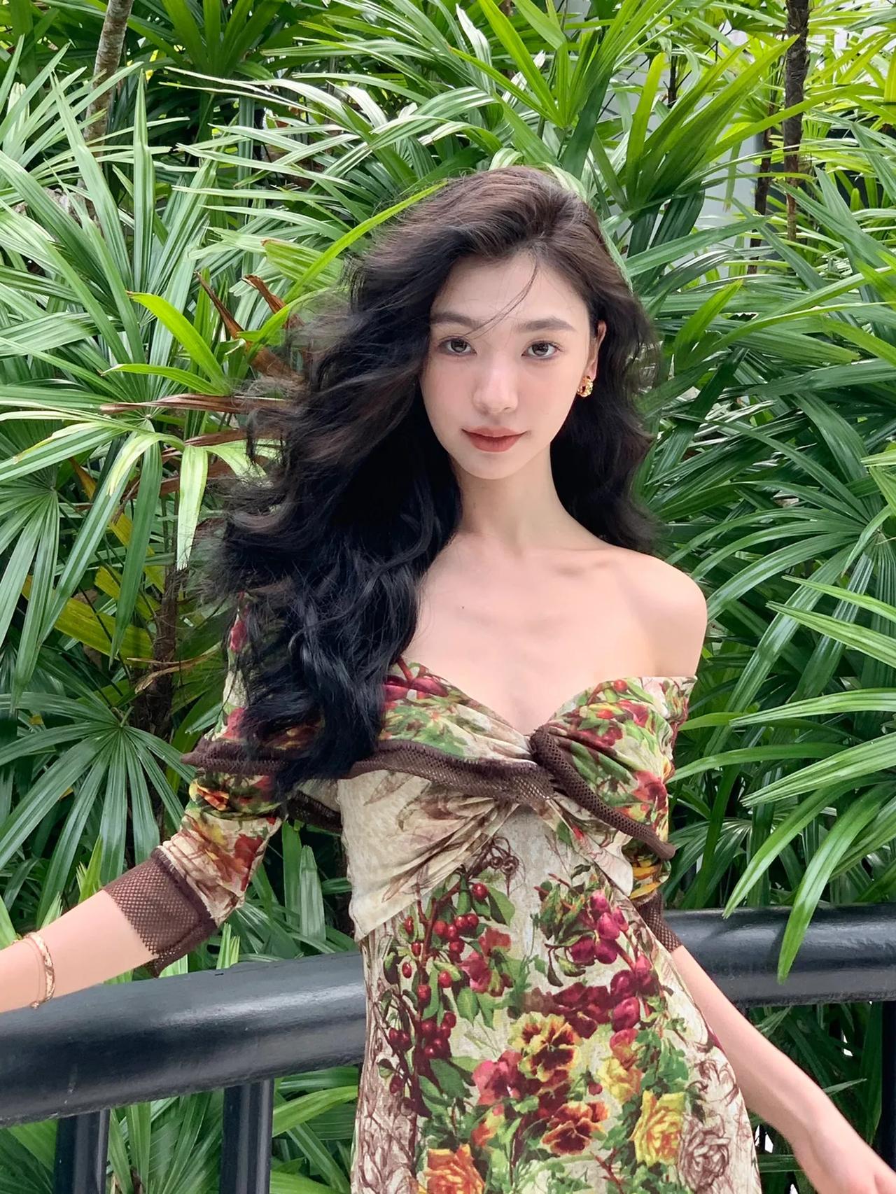 只能说美过西施……
易梦玲一身中古服饰，有一种野生的美！
姐姐太会挑衣服了，被美