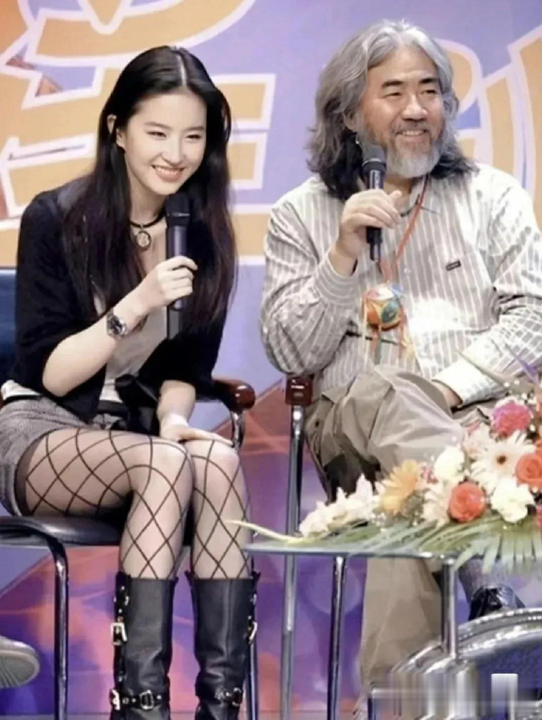 性感飒爽的刘亦菲穿丝袜皮靴真的飒啊！