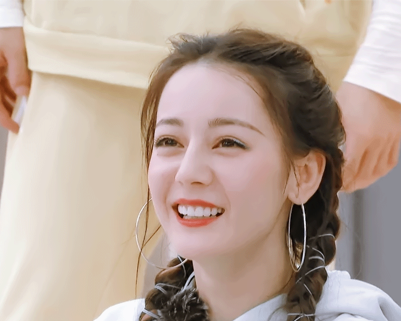 #迪丽热巴双麻花辫造型拍摄路透# 热巴的每一个造型都好美，期待接下来的待播剧《安