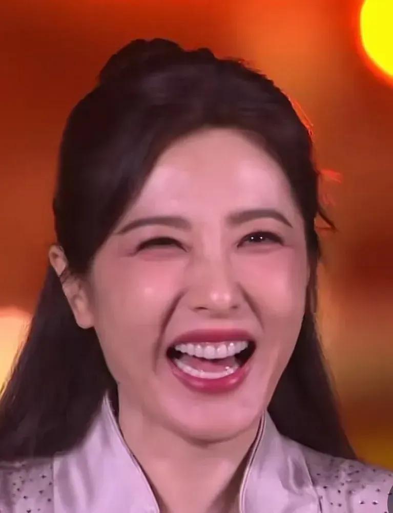 路人视角下45岁的曾黎，开怀大笑起来很豪放。
曾黎这样大笑都没有皱纹，脸也没崩，