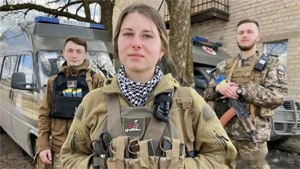 乌克兰8名女性自发“参战”，集结超15辆卡车，向前线运送物资

来源:铁血观世界