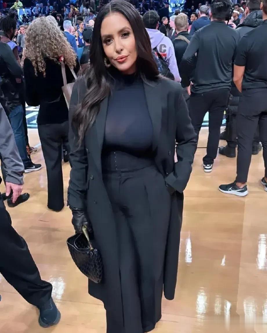 瓦妮莎是一位非常优秀的女性，她嫁给科比之后，为科比生了四个女儿，无论在生活中还是