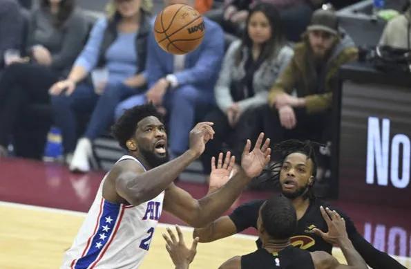 恩比德连续4场30+且至少3封盖 比肩奥尼尔创多纪录

NBA常规赛，76人以1