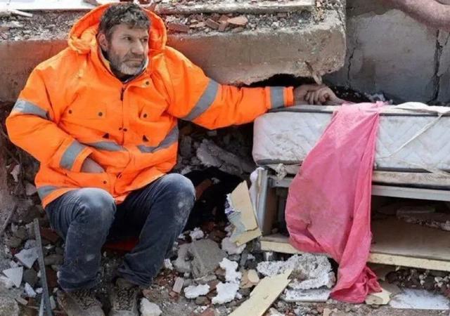 头条热榜。一位痛苦的父亲就蜷缩在废墟里，紧紧握着遇难女儿的手不肯放开，面无表情地