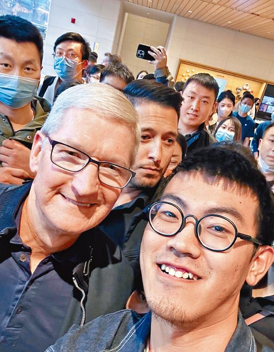 苹果公司CEO库克暗示，苹果供应链不会撤离中国。昨天，出席中国发展高层论坛的美国